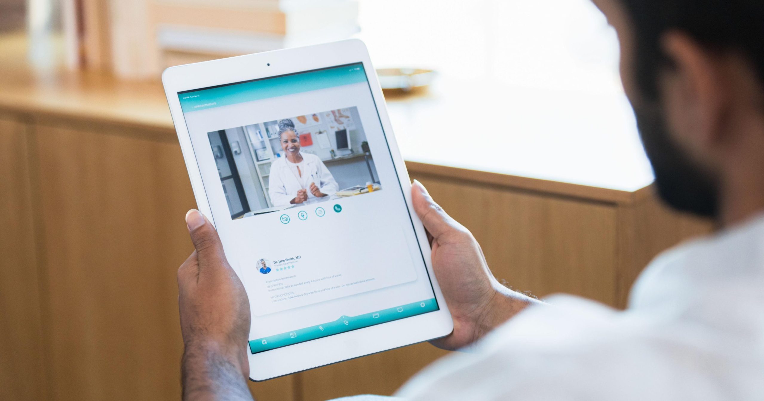 El surgimiento de los «falsos doctores» digitales, CostaCx