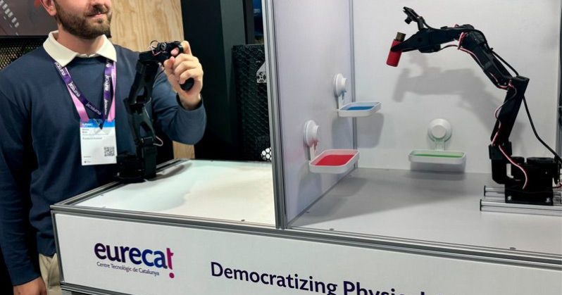 Eurecat presenta un robot con «inteligencia artificial física» que aprende observando a las personas, CostaCx
