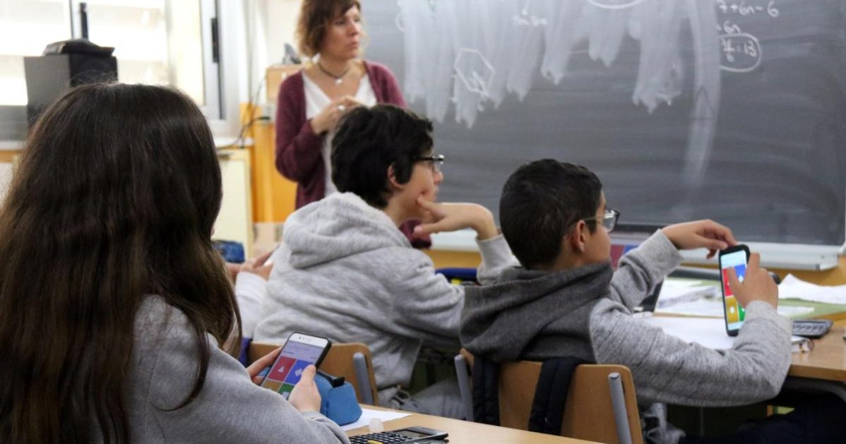 Galicia lidera la revolución educativa con IA, CostaCx