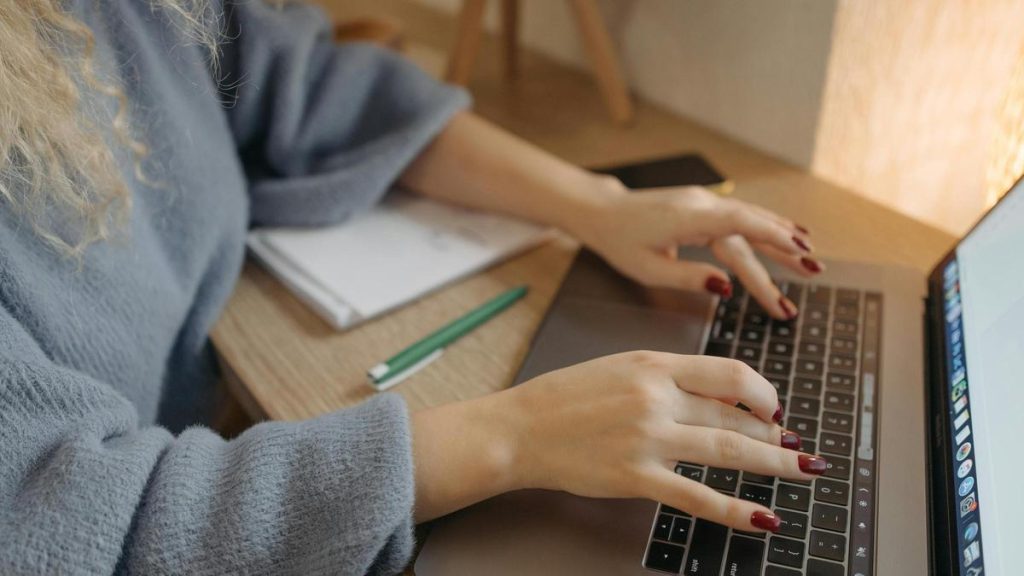 La Cátedra USC-Plexus lanza un certamen literario que prohíbe el uso de la inteligencia artificial