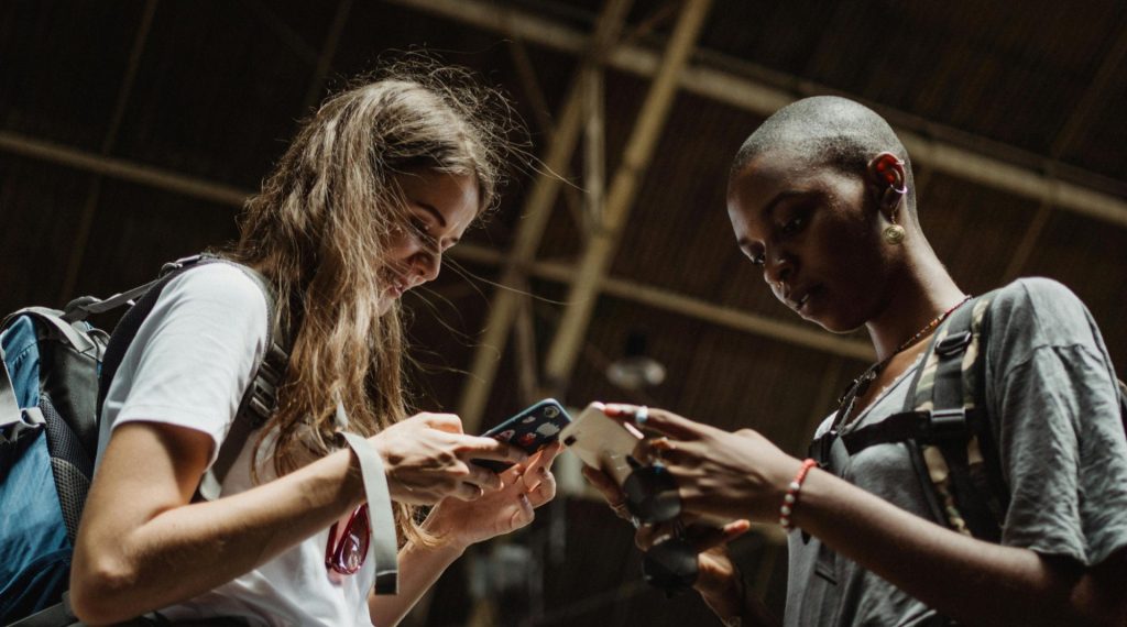 Los jóvenes pasan de la IA: la generación Z le da la espalda a la revolución tech
